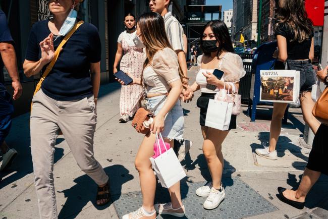 © Bloomberg. Pedestrians carrying shopping bags in the SoHo neighborhood of New York, U.S., on Wednesday, Aug. 25, 2021. Consumer spending in the second quarter grew 11.9%. Photographer: Juharat Pinyodoonyachet/Bloomberg