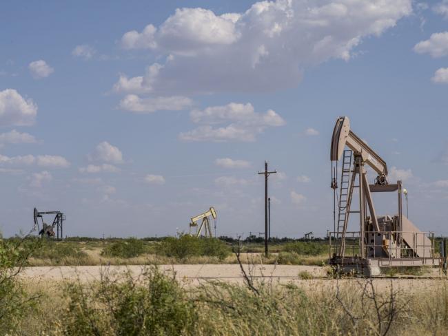 © Bloomberg. Pump jacks extract oil n Andrews County, Texas, US, on Wednesday, Sept. 29, 2021. America's oil communities have deep financial ties to the fossil fuel industry. Now even in the midst of a price boom, local governments have to start deciding when to tackle plans for the looming clean energy transition. Photographer: Matthew Busch/Bloomberg