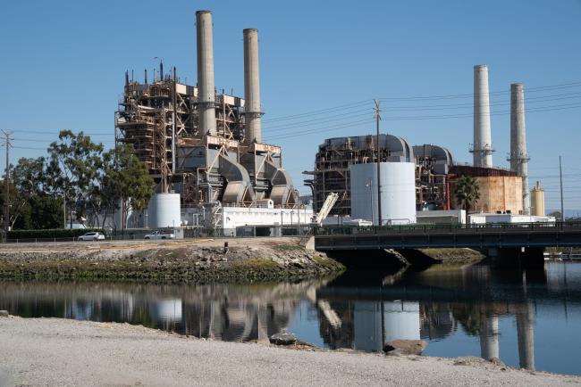 © Bloomberg. Water-cooled natural gas power plants at the AES Alamitos Energy Center in Long Beach, California, U.S., on Thursday, Feb. 18, 2021. AES recently opened one of the world's largest energy storage systems in Long Beach, in conjunction with the Alamitos natural gas power plant. Photographer: Bing Guan/Bloomberg