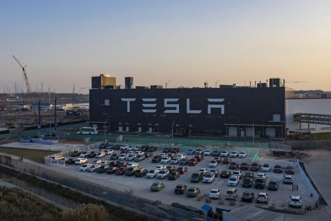 © Bloomberg. The Tesla Gigafactory in Shanghai, China, on Friday, Dec. 25, 2020.