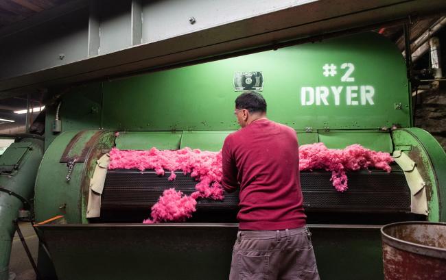 © Bloomberg. A worker checks dried dyed fiber at a raw stock dye house in Philadelphia, Pennsylvania. Photographer: Hannah Yoon/Bloomberg
