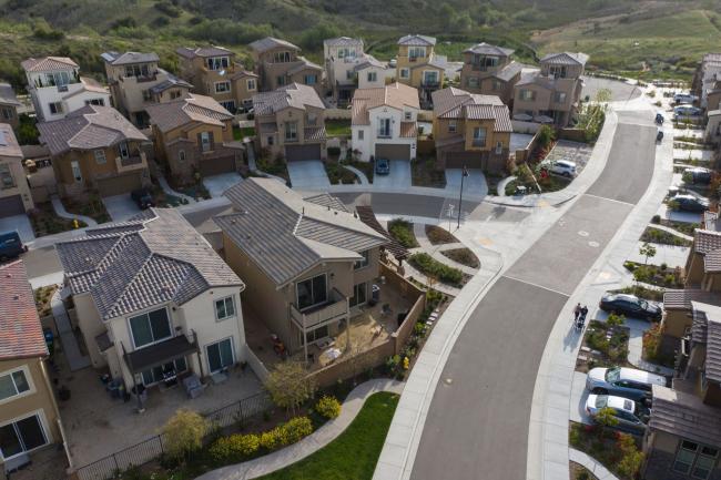 © Bloomberg. New townhomes under construction in The Preserve development by Cornerstone Communities Corp. in Carlsbad, California, U.S. on Wednesday, April 14, 2021. The U.S. Census Bureau is scheduled to release housing starts figures on April 16.