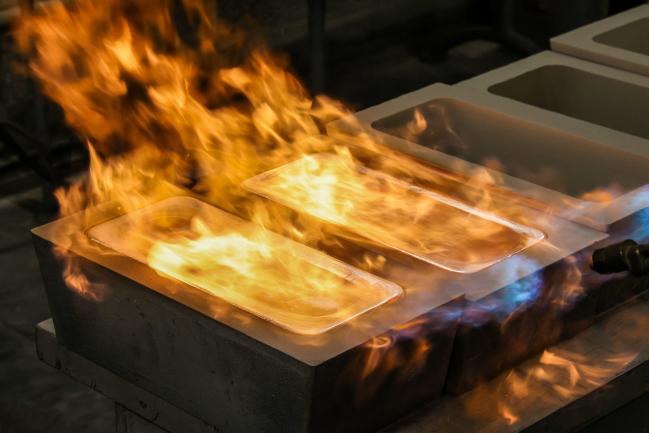 © Bloomberg. Flames on newly-poured silver ingots in their molds in the foundy at the JSC Krastsvetmet non-ferrous metals plant in Krasnoyarsk, Russia, on Monday, July 12, 2021. Gold headed for its second decline in three sessions as strength in the dollar and equities diminished demand for the metal as an alternative asset. Photographer: Andrey Rudakov/Bloomberg