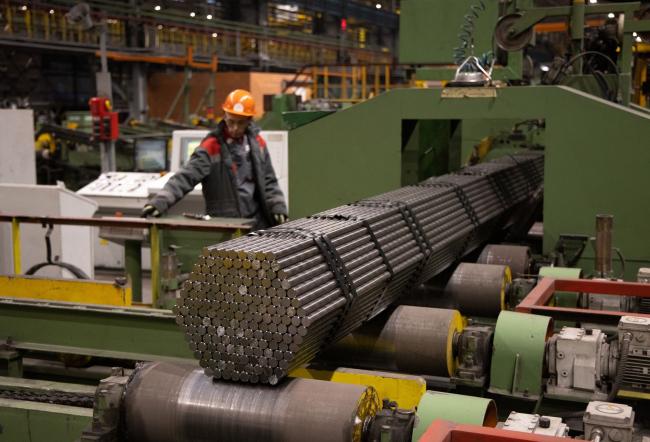 © Bloomberg. A worker operates a binding machine as lengths of steel rod are secured ready for shipping at the Oskol electrometallurgical plant, operated by Metalloinvest Holding Co., in Stary Oskol, Russia, on Friday, Nov. 26, 2021. Iron ore prices rebounded from last week’s pandemic-driven losses on bets the impact of a new coronavirus variant may not be as severe as initially feared.