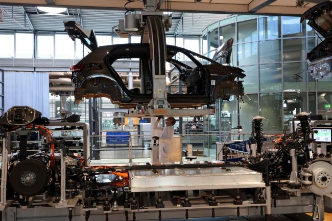 © Bloomberg. A worker prepares the undercarriage of a Volkswagen AG (VW) ID.3 electric automobile for battery pack installation at the automaker's factory in Dresden, Germany, on Tuesday, June 8, 2021. VW's supervisory board is proposing to investors to extend the contract of Chairman Hans Dieter Poetsch and board member Louise Kiesling for another term of five years at the next annual meeting, a spokesman said.