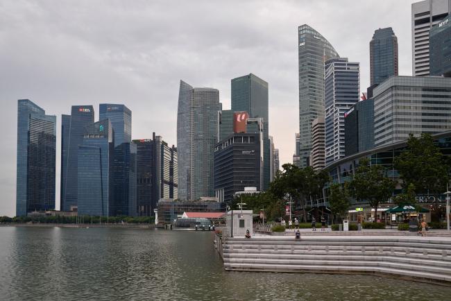 © Bloomberg. Commercial real estate in the central business district beyond Merlion Park of Singapore, on Wednesday, May 19, 2021. In the financial mecca of Singapore, technology companies have been steadily growing their footprint in recent years, chipping away at the dominance of banks in the island-state's central business district.