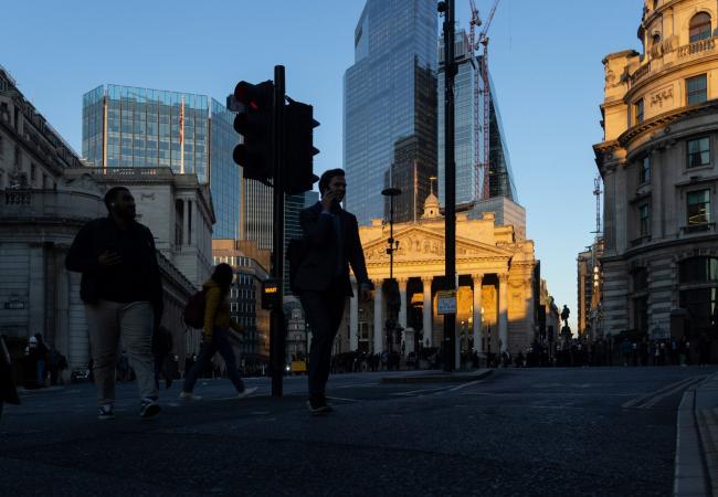 &copy Bloomberg. Commuters pass the Royal Exchange and the Bank of England (BOE) in the City of London, UK, on Thursday, Sept. 29, 2022. The pound snapped a two-day gain and UK government bonds dropped as Prime Minister Liz Truss defended her package of sweeping tax cuts, stoking investor concerns over the country’s fiscal credibility.