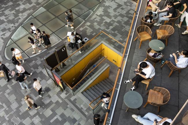 © Bloomberg. Shoppers in an upscale retail area in Beijing. Photographer: Qilai Shen/Bloomberg