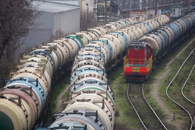 © Bloomberg. Rail wagons for oil cargo stand in sidings at the RN-Tuapsinsky refinery, operated by Rosneft Oil Co., in Tuapse, Russia, on Monday, March 23, 2020. Major oil currencies have fallen much more this month following the plunge in Brent crude prices to less than $30 a barrel, with Russia’s ruble down by 15%. Photographer: Andrey Rudakov/Bloomberg