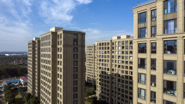 © Bloomberg. Apartment buildings at the Magnolia Mansion residential project, developed by Sunac China Holdings Ltd., in Shanghai, China, on Friday, Jan. 14, 2022. Sunac China Holdings Ltd. bonds resumed their slide and shares fell after the embattled real estate giant raised $580 million in a top-up stock sale to fend off a liquidity crisis. Photographer: Qilai Shen/Bloomberg