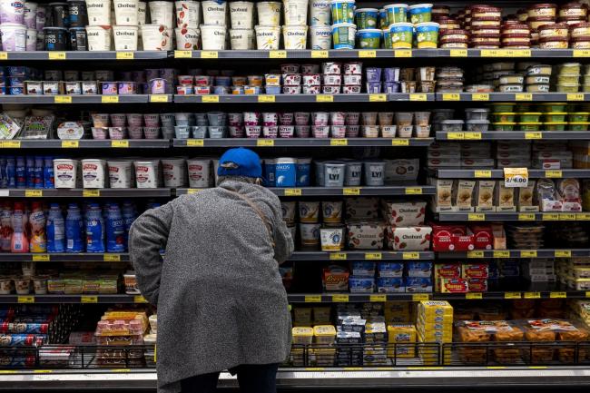 © Bloomberg. A customer shops in the dairy section of a grocery store in San Francisco, California, U.S., on Thursday, Nov. 11, 2021. U.S. consumer prices rose last month at the fastest annual pace since 1990, cementing high inflation as a hallmark of the pandemic recovery and eroding spending power even as wages surge.