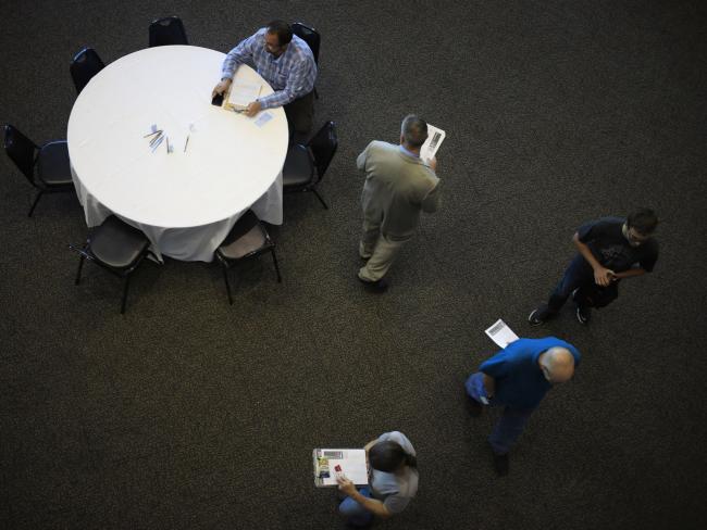 © Bloomberg. Job seekers attend a Job News USA career fair in Louisville, Kentucky.