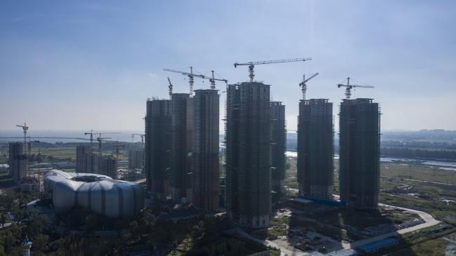 © Bloomberg. An aerial view of China Evergrande Group's Riverside Palace development under construction in Taicang, Jiangsu province, China, on Friday, Sept. 24, 2021. China's housing regulator has stepped up oversight of China Evergrande Group's bank accounts to ensure funds are used to complete housing projects and not diverted to pay creditors. Photographer: Qilai Shen/Bloomberg