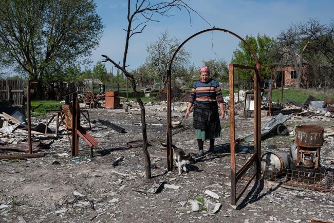 © Bloomberg. Tetiana Chernenko, 50, walks through her damaged property, on May 10, 2022 in Sloboda-Kukharivska, Ukraine.