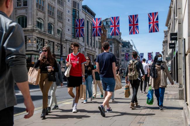 © Bloomberg. Shoppers walk along Oxford Street in London, UK, on Wednesday, May 18, 2022. Britain’s worst bout of inflation in 40 years is quickly becoming a crisis both for Prime Minister Boris Johnson’s government and the Bank of England. Photographer: Chris J. Ratcliffe/Bloomberg