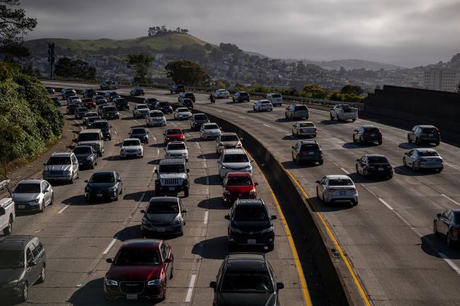 © Bloomberg. Vehicles on Highway 101 in San Francisco, California, U.S., on Tuesday, March 29, 2022. California Governor Gavin Newsom's proposal to give $400 to every car owner to offset record-high gasoline prices has prompted criticism that it undercuts the states aggressive climate goals. Photographer: David Paul Morris/Bloomberg