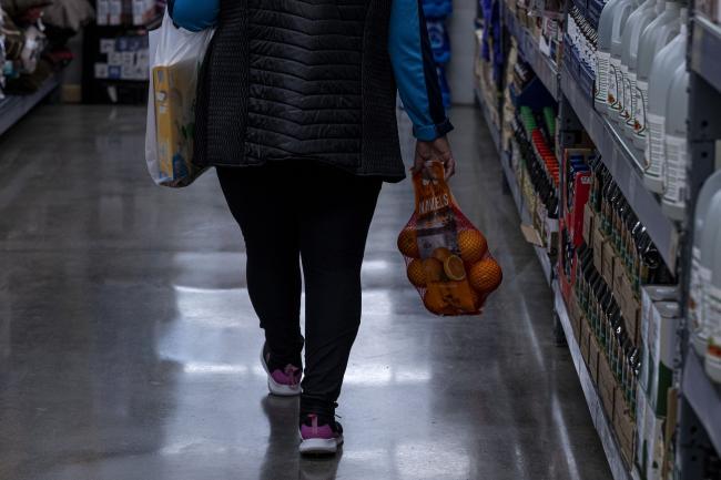 © Bloomberg. A shopper carries oranges inside a grocery store in San Francisco, California, U.S., on Monday, May 2, 2022. U.S. inflation-adjusted consumer spending rose in March despite intense price pressures, indicating households still have solid appetites and wherewithal for shopping.