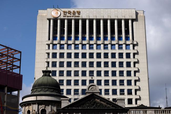 © Bloomberg. The Bank of Korea headquarters in Seoul, South Korea, on Monday, Nov. 22, 2021. Bank of Korea Governor Lee Ju-yeol has sent clear signals that he intends to hike rate at the monetary policy committee meeting, scheduled on Nov. 25. Photographer: SeongJoon Cho/Bloomberg