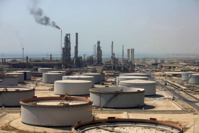 © Bloomberg. Storage tanks and oil processing facilities operate at Saudi Aramco's Ras Tanura oil refinery and terminal in Ras Tanura, Saudi Arabia, on Monday, Oct. 1, 2018.