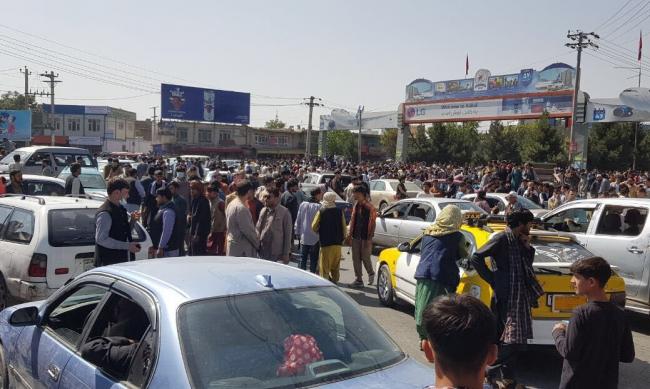 © Bloomberg. Afghans crowd at the tarmac of the Kabul airport on August 16, 2021. Photographer: Getty Images Agency/Anadolu