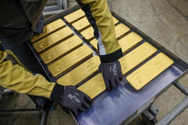 © Bloomberg. A worker loads 12,5 kilogram gold ingots onto a trolley ready for distribution at the JSC Krastsvetmet non-ferrous metals plant in Krasnoyarsk, Russia, on Monday, July 12, 2021. Gold headed for its second decline in three sessions as strength in the dollar and equities diminished demand for the metal as an alternative asset. Photographer: Andrey Rudakov/Bloomberg