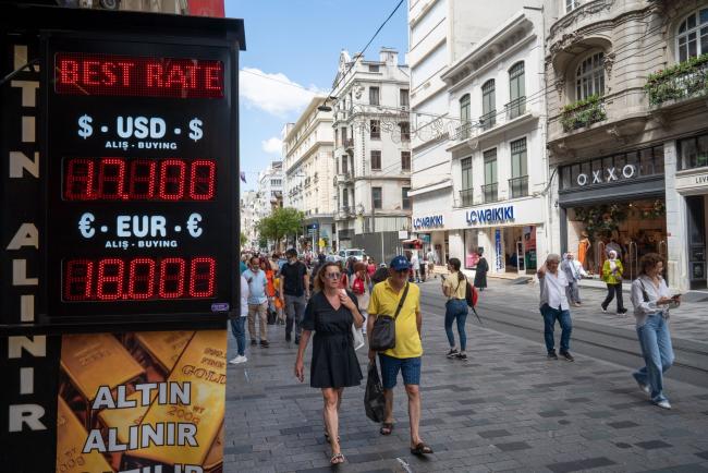 © Bloomberg. An electronic board displays exchange rates information at a currency exchange bureau in Istanbul, Turkey, on Friday, June 24, 2022. Tourism arrivals in May surged 308% year-on-year, boosting hopes that a rebound in the sector can support the weakening Lira. Photographer: Erhan Demirtas/Bloomberg