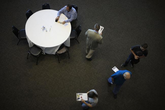 © Bloomberg. Job seekers attend a Job News USA career fair in Louisville, Kentucky, U.S., on Wednesday, June 23, 2021. The Department of Labor is scheduled to release initial jobless claims figures on June 24.