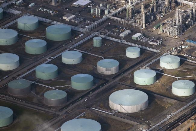 © Bloomberg. Storage tanks at the BP Plc Cherry Point Refinery near Blaine, Washington, U.S., on Friday, Nov. 19, 2021. Total U.S. oil stockpiles, including commercial inventories of crude and refined products, fell by the most in 11 weeks, dropping by 12.1 million barrels a recent U.S. Energy Information Administration report showed. Photographer: James MacDonald/Bloomberg