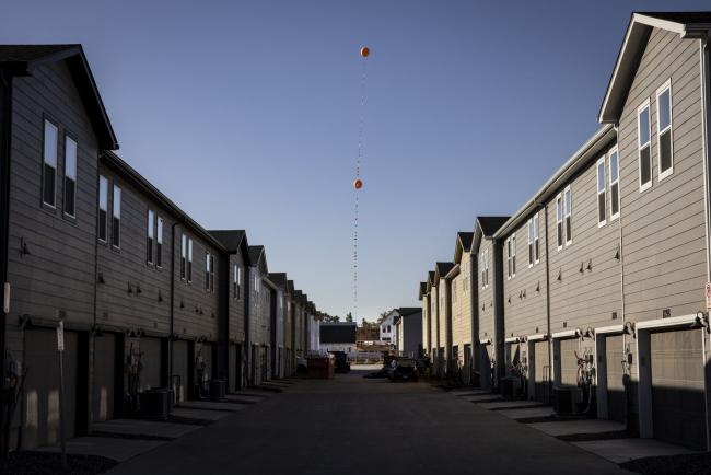 © Bloomberg. Homes under construction at a new development in Thornton, Colorado, US, on Monday, Oct. 10, 2022. US mortgage rates last week jumped to a 16-year high, marking the seventh-straight weekly increase and spurring the worst slump in home loan applications since the depths of the pandemic.