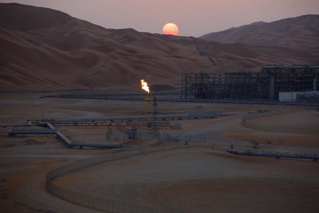 © Bloomberg. An oil processing facility at the Shaybah oil field in the Rub' Al-Khali desert, also known as the 'Empty Quarter,' in Shaybah, Saudi Arabia. Photographer: Simon Dawson/Bloomberg