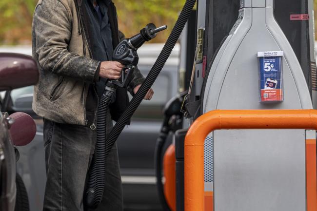© Bloomberg. A customer holds a fuel pump nozzle at a 76 gas station in San Francisco, California, U.S., on Monday, Nov. 15, 2021. Gasoline pump prices hit a record in California as the most populace U.S. state grapples with the worst of a nationwide surge in energy prices ahead of the Thanksgiving holiday.