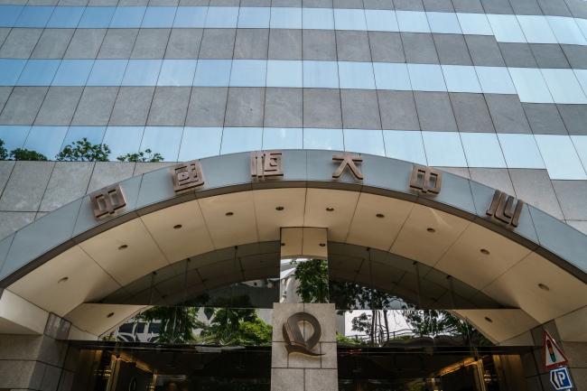 © Bloomberg. The China Evergrande Centre in the Wan Chai area of Hong Kong, China, on Friday, July 23, 2021. HSBC Holdings Plc and Bank of China Ltd.’s Hong Kong unit are reconsidering their decisions to halt mortgages for China Evergrande Group's unfinished residential properties in Hong Kong, after the city’s de facto central bank questioned the moves, according to people familiar with the matter. Photographer: Lam Yik/Bloomberg