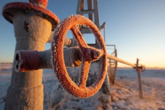 © Bloomberg. A valve control wheel connected to crude oil pipework in an oilfield near Dyurtyuli, in the Republic of Bashkortostan, Russia, on Thursday, Nov. 19, 2020. The flaring coronavirus outbreak will be a key issue for OPEC+ when it meets at the end of the month to decide on whether to delay a planned easing of cuts early next year.