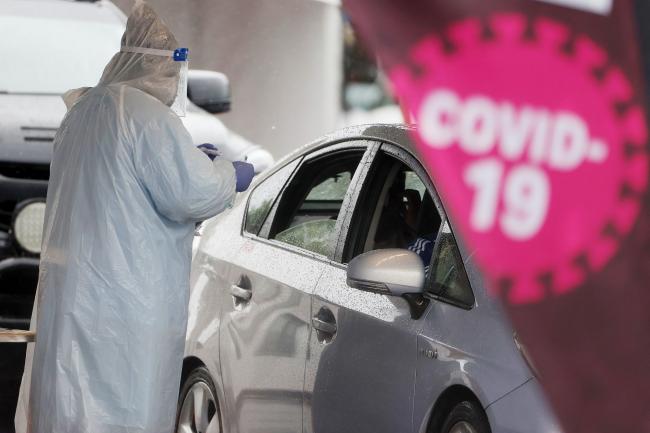 © Bloomberg. AUCKLAND, NEW ZEALAND - FEBRUARY 15: A busy Covid-19 testing station in Otara Twon Centre on February 15, 2021 in Auckland, New Zealand. Auckland is in alert level 3 COVID-19 lockdown for three days following the discovery of three new locally acquired coronavirus cases on Sunday. The rest of New Zealand has entered into level 2 restrictions as health authorities work to identify the source of infection. (Photo by Fiona Goodall/Getty Images)