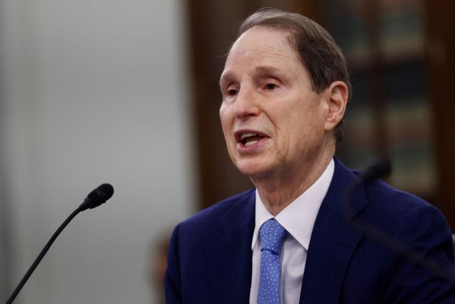 © Bloomberg. Senator Ron Wyden, a Democrat from Oregon, speaks during a Senate Commerce, Science and Transportation Committee hearing in Washington, D.C., U.S., on Wednesday, March 23, 2022. The hearing is titled 