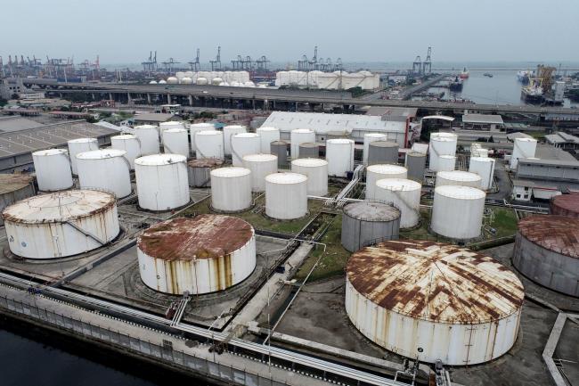 © Bloomberg. Fuel storage tanks at a PT Pertamina facility at Tanjung Priok Port in Jakarta, Indonesia, on Tuesday, July 13, 2021. Indonesia will release trade figures on July 15. Photographer: Dimas Ardian/Bloomberg