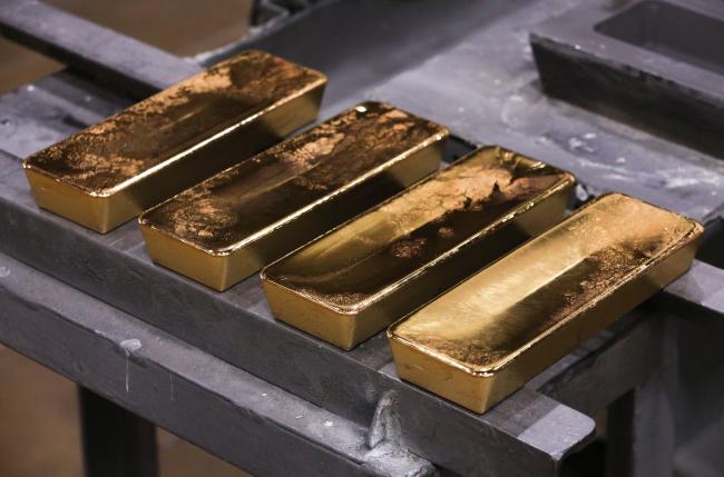 © Bloomberg. Freshly cast gold ingot bars sit in the foundry at the JSC Krastsvetmet non-ferrous metals plant in Krasnoyarsk, Russia, on Tuesday, Nov. 5, 2019. Gold headed for the biggest weekly loss in more than two years as progress in U.S-China trade talks hammered demand for havens and sent miners’ shares tumbling. Photographer: Andrey Rudakov/Bloomberg