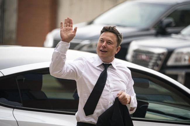 © Bloomberg. Elon Musk, chief executive officer of Tesla Inc., arrives at court during the SolarCity trial in Wilmington, Delaware, U.S., on Tuesday, July 13, 2021. Musk was cool but combative as he testified in a Delaware courtroom that Tesla's more than $2 billion acquisition of SolarCity in 2016 wasn't a bailout of the struggling solar provider. Photographer: Al Drago/Bloomberg