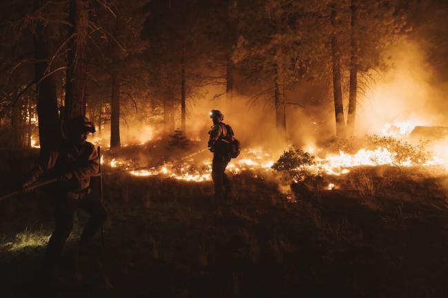 © Bloomberg. Firefighters perform a controlled burn as a preventative measure during the Caldor Fire in Christmas Valley in South Lake Tahoe, California on Sept. 1.