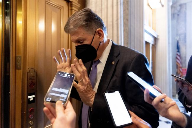 © Bloomberg. Senator Joe Manchin, a Democrat from West Virginia, speaks to members of the media in the U.S. Capitol in Washington, D.C., U.S., on Tuesday, Feb. 8, 2022. The U.S. House released a short-term government funding bill yesterday that would extend government funding until March 11 and plans to vote on it today to stave off a federal shutdown after Feb. 18.