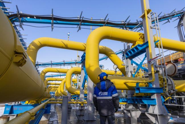 © Bloomberg. A worker checks the pressure gauge on pipework at the Comprehensive Gas Treatment Unit No.3 of the Gazprom PJSC Chayandinskoye oil, gas and condensate field, a resource base for the Power of Siberia gas pipeline, in the Lensk district of the Sakha Republic, Russia, on Monday, Oct. 11, 2021. Amid record daily swings of as much as 40% in European gas prices, Russian President Vladimir Putin made a calculated intervention to cool the market last week by saying Gazprom can boost supplies to help ease shortages.