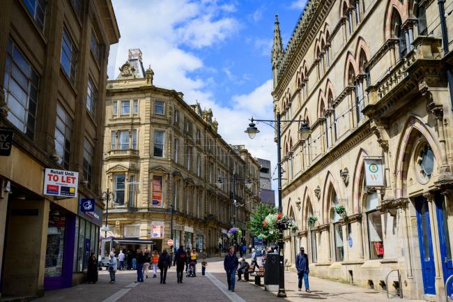 © Bloomberg. Shoppers on a pedestrianised shopping street, near retail units available for lease, in the center of Bradford, UK, on Saturday, July 2, 2022. UK consumers are starting to crumple in the face of soaring prices, according a series of reports that paint a grim picture of the nation’s cost of living crisis. Photographer: Carolyn Mendelsohn/Bloomberg