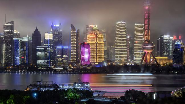 © Bloomberg. Boats travel on the Huangpu River as the skyline of the city is is seen, including the Oriental Pearl TV Tower and the Shanghai Tower, on August 28, 2020 in Shanghai.