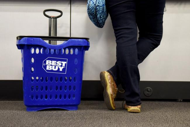 © Bloomberg. A customer stands next to a shopping basket at the check out counter of a Best Buy Co. store in San Antonio, Texas, U.S., on Thursday, May 17, 2018. Best Buy Co. is scheduled to release earnings figures on May 24.