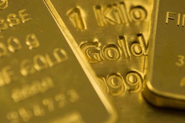 © Bloomberg. One-hundred gram gold bars sit on a one kilogram gold bar at Gold Investments Ltd. bullion dealers in this arranged photograph in London, U.K., on Wednesday, July 29, 2020. Gold held its ground after a record-setting rally as investors awaited the outcome of a Federal Reserve meeting amid expectations policy makers will remain dovish, potentially spurring more gains. Photographer: Chris Ratcliffe/Bloomberg