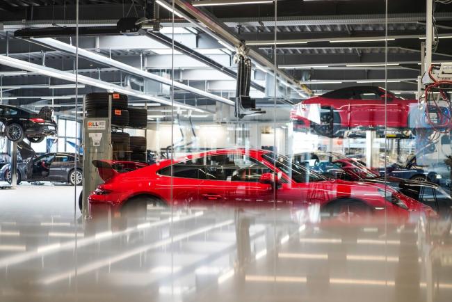 © Bloomberg. A Porsche 911 luxury automobile in the service garage at the Porsche SE showroom in Dortmund, Germany, on Thursday, March 18, 2021. Porsche report earnings on March 19.