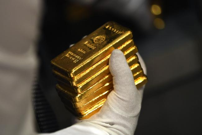 © Bloomberg. An employee holds a stack of gold bars in the precious metals vault at Pro Aurum KG in Munich, Germany, on Wednesday, July 22, 2020. Silver jumped to the highest in almost seven years and gold continued its march toward a record on expectations there’ll be more stimulus to help the global economy recover from the coronavirus pandemic. Photographer: Andreas Gebert/Bloomberg