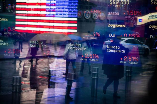 © Bloomberg. Stock market information at the Nasdaq MarketSite in New York, U.S. Photographer: Michael Nagle/Bloomberg