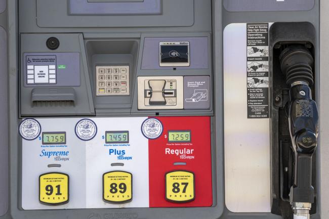 © Bloomberg. A fuel pump at a Chevron gas station in Menlo Park, California, US, on Tuesday, May 24, 2022. The price of a regular gallon of gas is more than $4 in all 50 states for the first time, while in California, drivers are paying an average $6.07 per gallon to fill up their car.