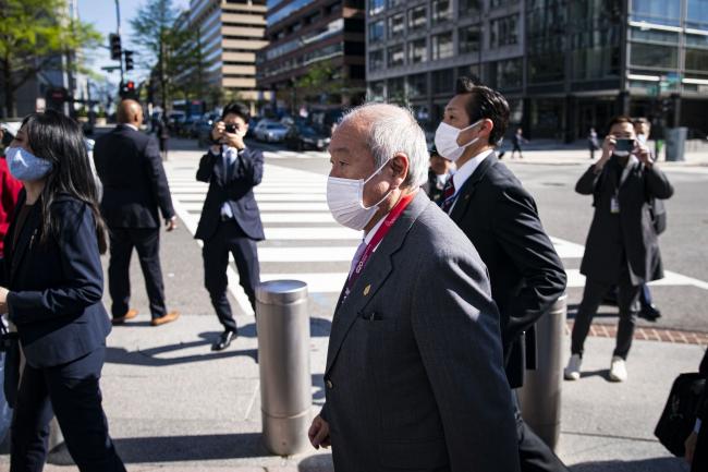 © Bloomberg. Shunichi Suzuki, Japan's finance minister, arrives to the International Monetary Fund (IMF) headquarters during the spring meetings of the IMF and World Bank Group in Washington, D.C., U.S., on Wednesday, April 20, 2022. The IMF today called on nations to provide grants and donations to fill a $5 billion monthly financing need for Ukraine after Russia's invasion.